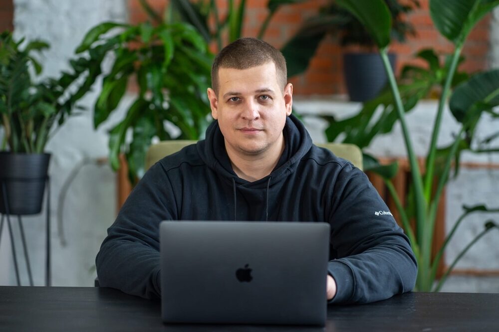 Павел Пресняков за работой